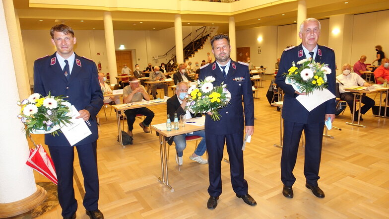 Gemeindewehrleiter Steffen Janasek (Mitte) tritt die Nachfolge von Thomas Harnisch (rechts) an, der wie Ingo Geidelt als Stellvertreter gewählt wurde.