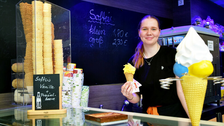 Josie Martens verkauft Eis im Café „Mystikus“ im mittleren Lichthof des Hoyerswerdaer Lausitz-Centers. Der Klassiker Vanille geht immer – übrigens auch im Winter. Doch jetzt im Sommer ist die Motivation, zu einem erfrischenden Eis zu greifen, noch größer.