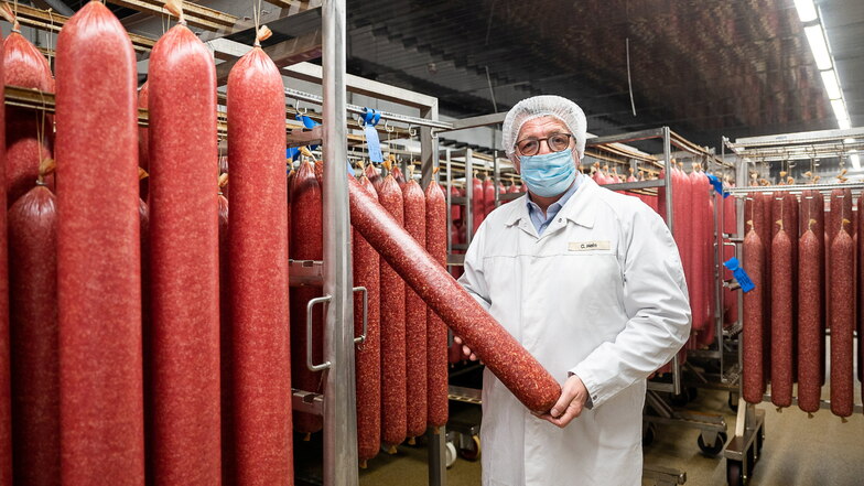 Claus Hein ist Geschäftsführer der Niederschlesischen Wurstmanufaktur Görlitz. In die Kammer, in der die Würste reifen, geht es auch für den Chef nur in entsprechender Schutzkleidung.