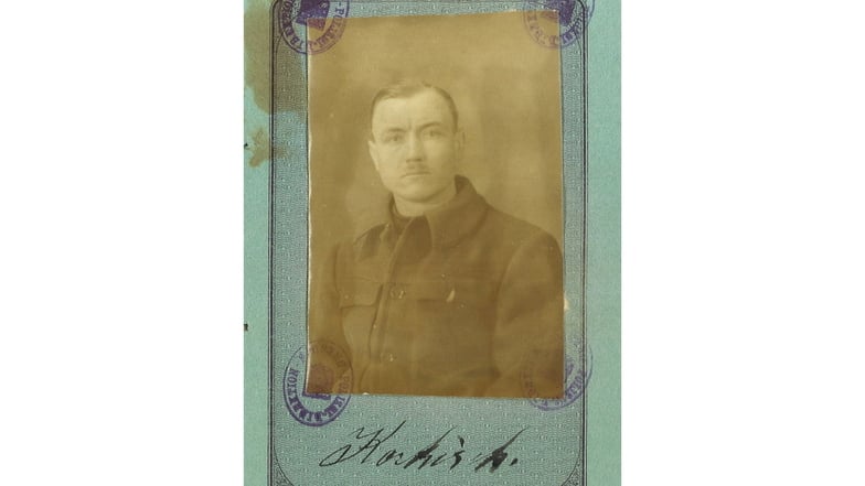 Das Schlachtfeld überlebt: Karl Kockischs Foto in seinem Reisepass von 1919. Nach seiner Rückkehr aus China kämpfte er fünf Jahre lang im I. Weltkrieg.