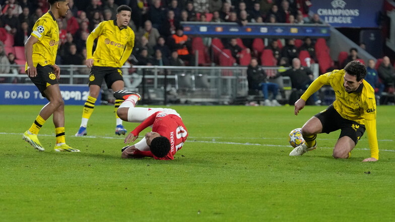 Der BVB schien im Achtelfinal-Hinspiel der Champions League bei der PSV Eindhoven auf Siegkurs. Doch ein Elfmeterpfiff gegen Mats Hummels (re.) verhinderte ein Happy End - und sorgte für reichlich Unmut.