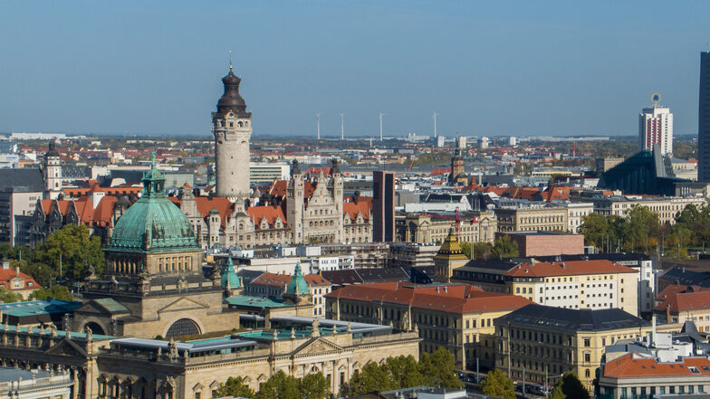 Die Innenstadt von Leipzig mit der Thomaskirche (l-r), dem Bundesverwaltungsgericht, dem Neuen Rathaus, Probsteikirche, Nikolaikirche, Wintergartenhochhaus und dem City-Hochhaus. Leipzig kann sich die beste Smart City im Osten nennen.
