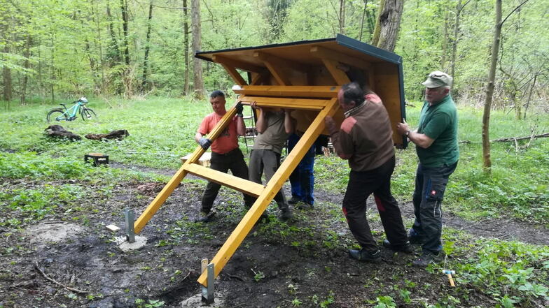 Mitglieder des Ortschaftsrates von Ulbersdorf richten die Tafel an der Sputhmühle auf.