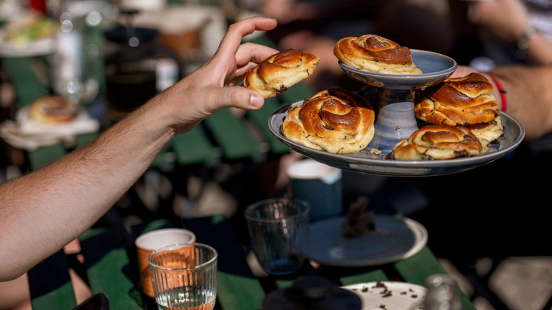 Verdient: eine typische Fika, eine Kaffeepause, natürlich mit Zimtschnecken.