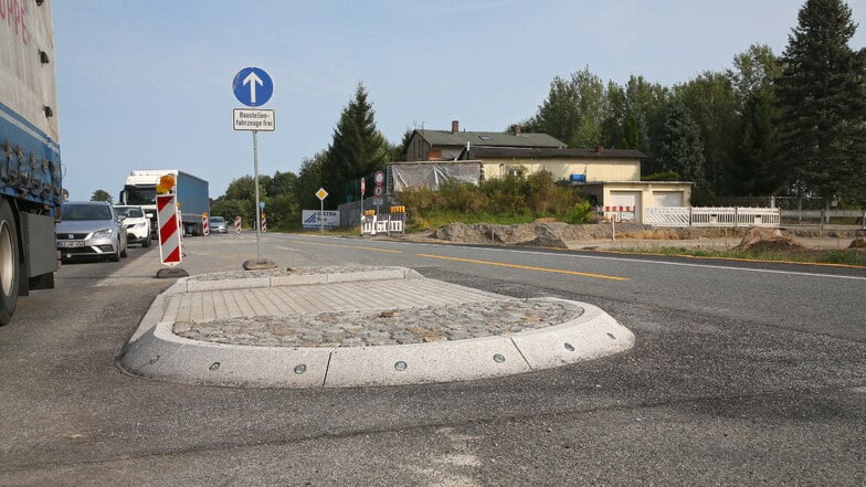 Die Mittelinsel als Querungshilfe ist bereits fertig. Aktuell wird die Straße zum Gewerbegebiet Am Fuchsberg gebaut.