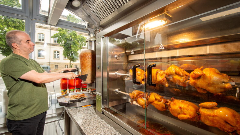 Das Bild täuscht. In dem "47 Döner Kebab Haus" in der Breite Straße 48 in Pirna dreht sich der Grillspieß derzeit nicht. Inhaber Ibrahim Akin muss beim Brandschutz nachbessern und hat deshalb geschlossen.
