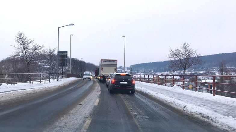 Nach dem erneuten Wintereinbruch brauchten Autofahrer starke Nerven in Freital.