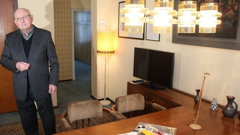 Hotelier Klaus Eberhard hat Mobiliar aus dem ehemaligen Gästehaus Leipzig ersteigert. Es ziert nun eine DDR-Suite im Galerie Hotel Leipziger Hof.