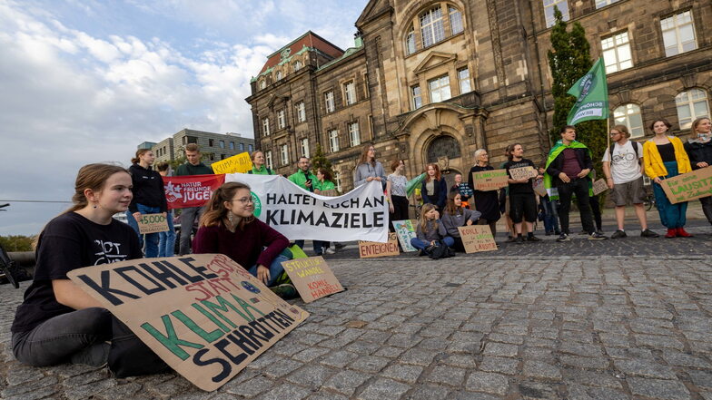 Mitte Oktober protestierte  Fridays for Future Dresden vor der Sächsischen Staatskanzlei gegen die Aussagen von Ministerpräsident Kretschmer zu Klimazielen. Jetzt diskutierte Kretschmer mit Schüler  in der Staatskanzlei über Klimaschutz.