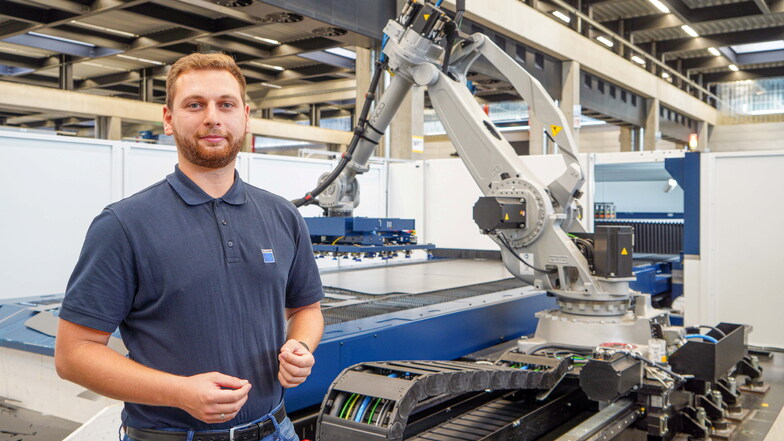 Patrick Wowtscherk ist bei der Firma Trumpf in Neukirch für eine hochautomatisierten Laseranlage zur Blechverarbeitung zuständig. Sie ermöglicht das automatische Verarbeiten von auf Rollen aufgewickeltem Blech.