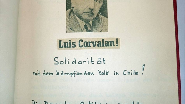Solidaritätsbekundung Auch das spiegelte sich in Brigadebüchern wider: Solidarität mit Luis Corvalan. Der chilenische Kommunist wurde nach dem Putsch Pinochets im September 1973 verhaftet und als politischer Gefangener in ein Konzentratiionslager gesteckt. Eine weltweite Protestkampagne forderte seine Freilassung.