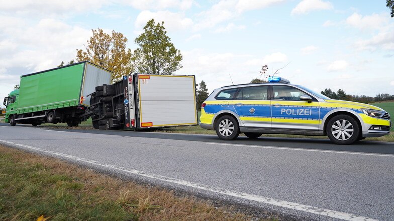 Auf der Straße zwischen Bautzen und Neukirch/Lausitz kippte der Anhänger eines Lkw wegen des starken Windes um.