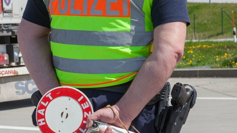 Bei einer Kontrolle auf der Autobahn ist Polizisten ein Motorrad mit gestohlenen Kennzeichen aufgefallen.