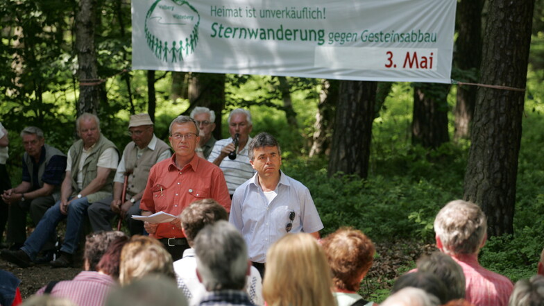 Bei der Sternwanderung am 3. Mai 2009 sprechen Reiner Hasselbach (l.), Vorsitzender des Wal-und Wüstebergvereins, und der damalige Bautzener Landrat Michael Harig zu den Teilnehmern.