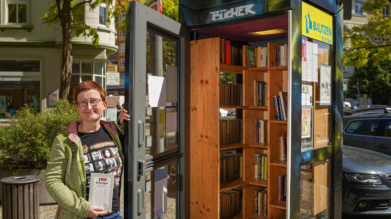 Ein Mann soll immer wieder Bücher aus der Bücherzelle in der Bautzener Goschwitzstraße entwenden. Das ärgert auch Birgit Kieschnick. Sie gehört zum Stadtfamilienrat, der die Zelle betreibt.