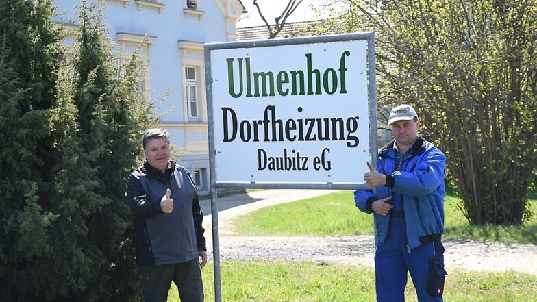 Horst Meister und Rico Frenzel vor dem Ulmenhof in Daubitz.