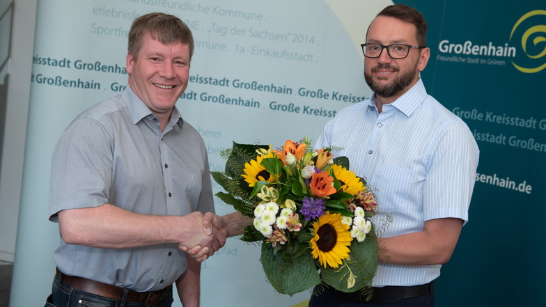 Wiedergewählt: Oberbürgermeister Sven Mißbach gewinnt die Bürgermeisterwahl in Großenhain im Juni mit 76 Prozent der Stimmen. Sven Ihle gratuliert ihm mit Blumen.