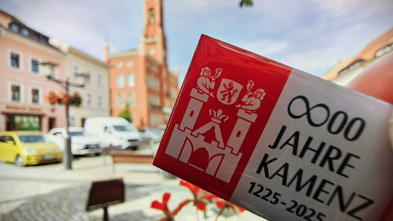 Die neuen Pins zum 800. Stadtjubiläum von Kamenz werden bereits verteilt. 2025 begeht die Lessingstadt den 800. Gründungstag mit einem kompletten Festjahr. Die Planung nimmt bereits konkrete Formen an.
