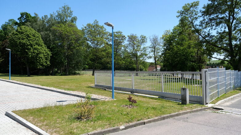 Auf dem Parkplatz der Bäko  in Groitzsch wurde ein unterirdisches Regenrückhaltebecken gebaut.
