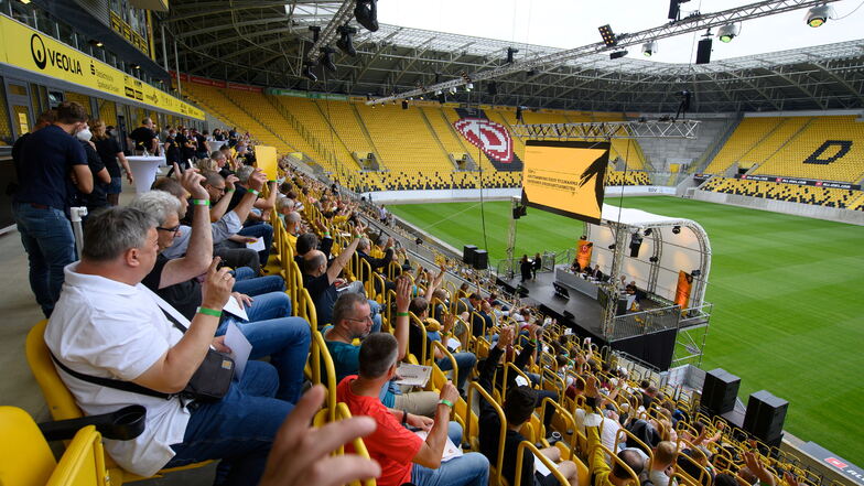 324 Mitglieder saßen bei der Mitgliederversammlung auf der Haupttribüne des Harbig-Stadions.