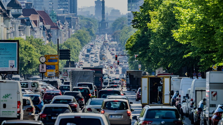 Autos, LKW und Lieferfahrzeuge fahren auf dem Kaiserdamm in Berlin stadteinwärts.