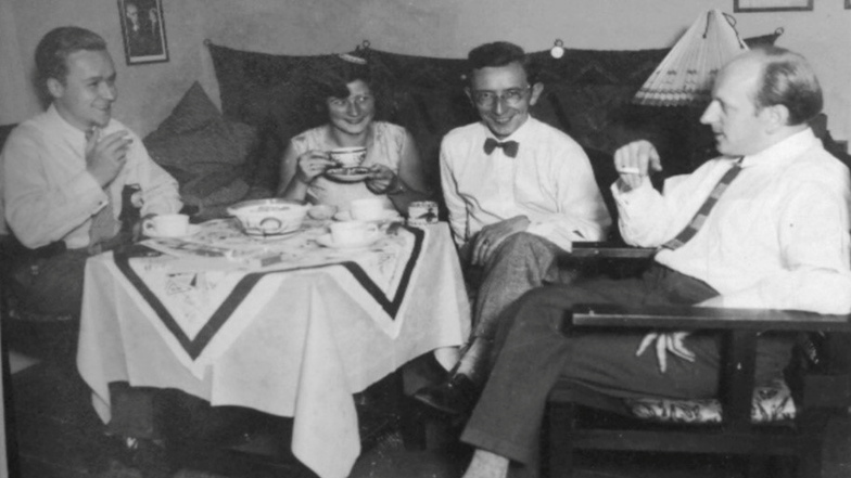 Der Görlitzer Künstler Willy Schmidt (rechts) ging in der Familie des Fotografen Herbert Heimann (2. von rechts) ein und aus. Hier beim Kaffeetrinken bei Heimanns in der Wohnung am Postplatz 13 im Jahr 1932.