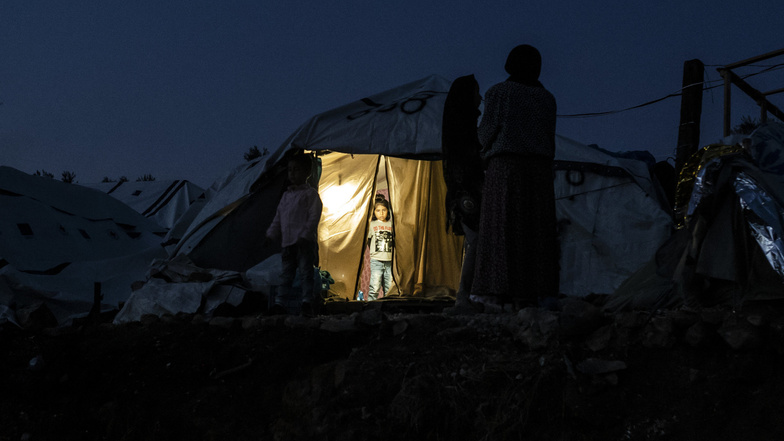 Blick auf ein Zelt im Flüchtlingslager Moria auf Lesbos. Sachsen nimmt den griechischen Inseln nun 22 Migranten ab.