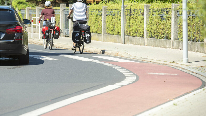 Als Beispiel für eine positive Radverkehrslösung ist den Planern des Radverkehrskonzepts der Kreuzungsbereich Vorwerkstraße/Gradsteg in Kötzschenbroda aufgefallen. Dort ist der Radfahrstreifen deutlich farblich getrennt.