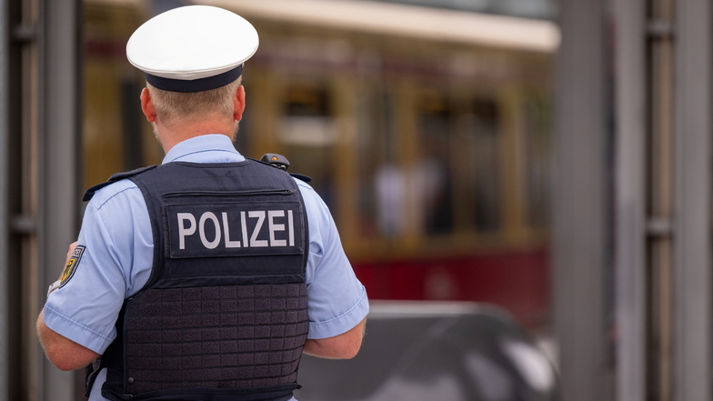 Die ausgestreckte Hand eines jungen Bautzeners führte im Januar zu einem Polizeieinsatz am Dresdner Hauptbahnhof - und jetzt zu einer Gerichtsverhandlung .