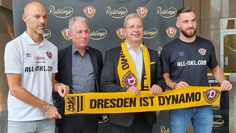 Dynamos Geschäftsführer Jürgen Wehlend (2. v. l.) und Brauerei-Chef Axel Frech dokumentieren die Partnerschaft gemeinsam mit Cheftrainer Alexander Schmidt (l.) und Profi Morris Schröter (r.).