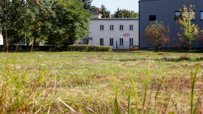 Mit Blick auf das Jugendhaus Villa und die Rückseite der Landerhalle an der Hochwaldstraße soll das Forschungszentrum entstehen.