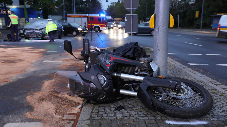 Der Fahrer dieses Motorrads wurde am Morgen bei einem Unfall schwer verletzt.
