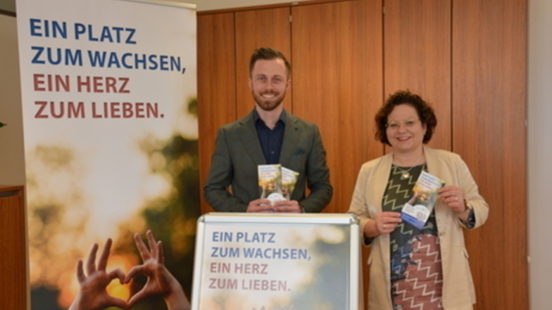 Jugendamtsleiter Maximilian Hering und Beigeordnete Kati Kade stellen die neue  Werbekampagne für Pflegeeltern im Landkreis Sächsische Schweiz-Osterzgebirge vor.