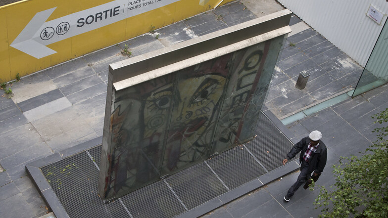 Frankreich, Paris: Ein Stück der Berliner Mauer steht im Geschäftsviertel La Defense.