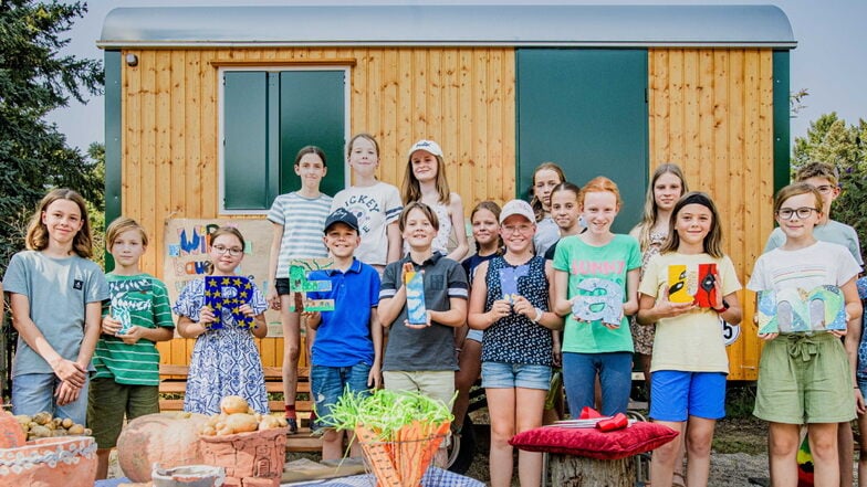 Zur Eröffnung ihres Freiraums haben sich Schüler des Lößnitzgymnasiums vor dem Zirkuswagen aufgestellt. Dieser ist Herzstück des Freiraums, den die Schüler selbst gestalten.