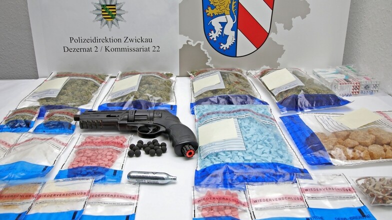Die Polizei in Zwickau hat bei einer Razzia in Hirschfeld mehr als ein Kilo Drogen gefunden. Hinzu kommt eine Waffe sowie ein gefälschter Impfpass.