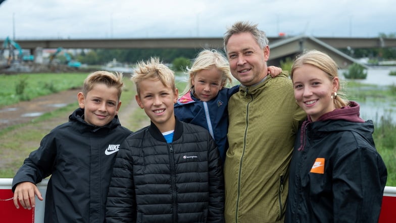 Dominik aus der Lausitz und seine vier Kinder. Sie beobachten die Aufräumarbeiten am Elbufer