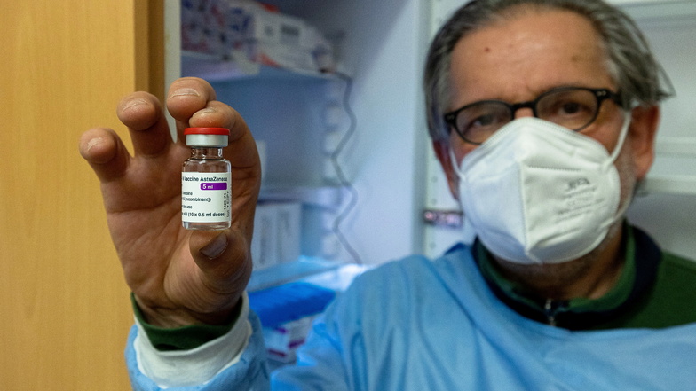 Wolfgang Gusel, Mitarbeiter der Dippser Arztpraxis von Marika Gamarasi, mit einem Fläschchen Impfstoff. Die Praxis impft seit April. Jetzt gibt es Versorgungsprobleme.