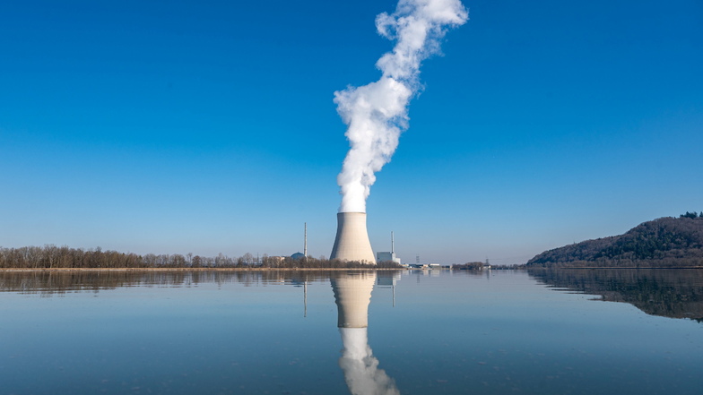 Wasserdampf steigt aus dem Kühlturm vom AKW Isar 2. Das Kernkraftwerk im Landkreis Landshut ist das letzte in Bayern, das noch nicht endgültig vom Netz gegangen ist. Block 2 soll Ende 2022 abgeschaltet werden.