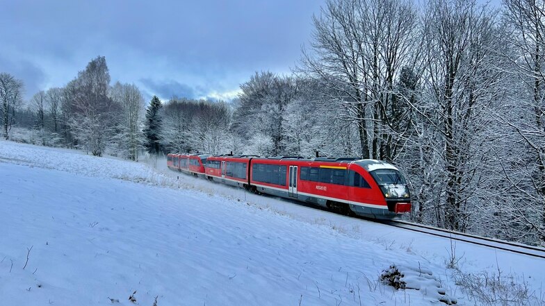 Wenn der Winter ins Osterzgebirge zurückkehrt, lohnt sich auch eine Fahrt mit der Bahn dorthin.