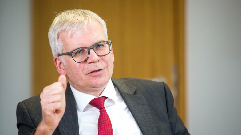 Sachsens Finanzminister Hartmut Vorjohann (CDU) hat den Freistaat auf finanziell schwierige Zeiten eingestimmt.