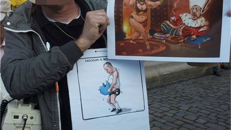 Bei Pegida schienen diesen Montag Karikaturen zu Merkel und Erdogan in Mode gewesen zu sein. Es wurden Plakate mit Abbildungen der beiden Staatschefs verteilt.