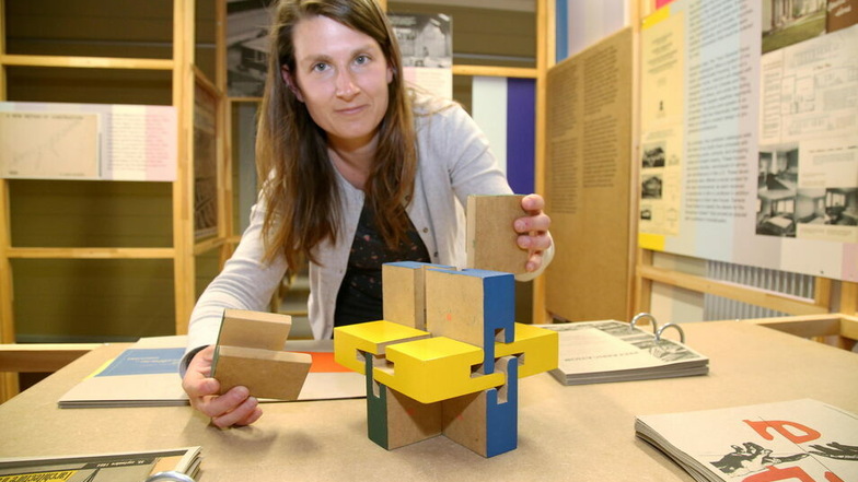 Wie der berühmte Wachsmann-Knoten funktioniert, zeigt Museumsmitarbeiterin Claudia Wieltsch im Wachsmannhaus. Dieser Knoten verbindet Holzelemente ohne Nägel und Schrauben.