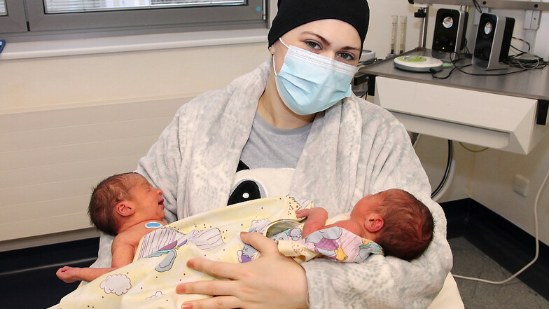Die erste Zwillingsgeburt am Seenland Klinikum 2021: Mutter Noha Alaakad mit ihren Jungs Adam und Ezat.