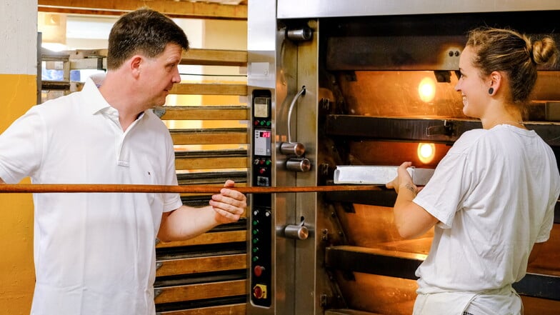 Freude an der Arbeit: Meister Eric Seiffert und Konditorin Anja Metzner gehören zu den 16 Mitarbeitern der Bäckerei Seiffert.