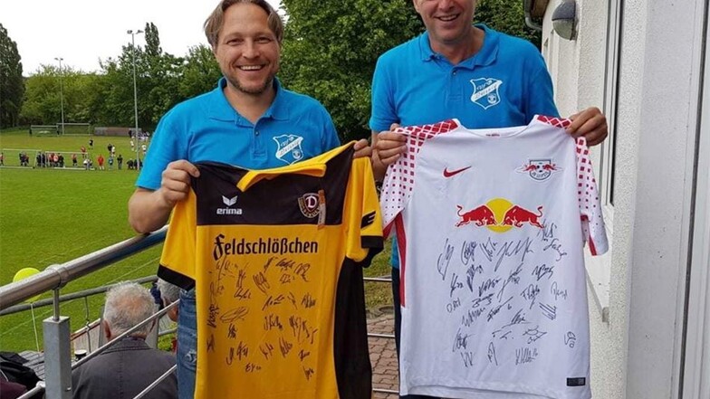 René Vetterman (links) und Jörg Lippert zeigen von den Spielern signierte Trikots von Dynamo Dresden und RB Leipzig. Beide konnten beim Sommerfest am Sonnabend ersteigert werden. Sogar noch etwas mehr Geld in die Kasse „spülte“ ein Fußball mit Autogrammen