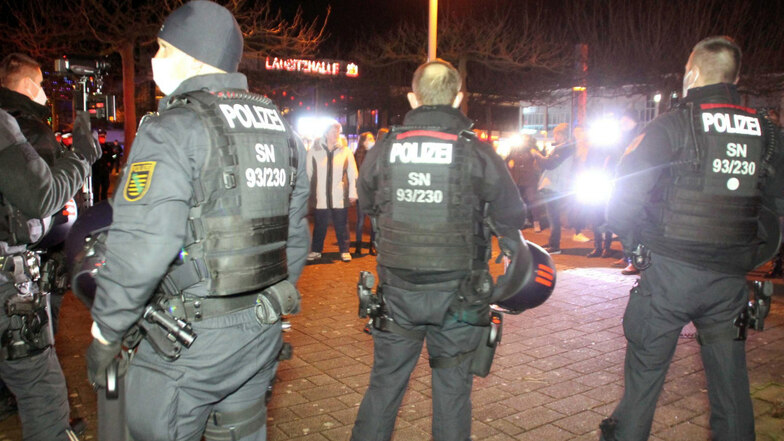 Auf dem Lausitzer Platz standen sich am Montagabend die Einsatzkräfte der Polizei und ein Teil der sogenannten „Spaziergänger“ gegenüber.