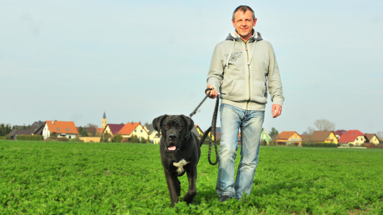 André Marschke mit Hündin Luna. Der Ortschaftsrat aus Wildenhain tritt für „Gemeinsam für Großenhain“ zur Stadtratswahl am 26. Mai an.
