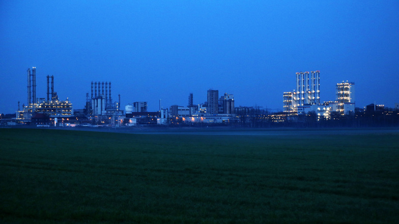 Im Werk Nünchritz der Wacker Chemie AG arbeiten etwa 1 500 Mitarbeiter. Der Konzern gehört damit nicht nur zu den größten Arbeitgebern im Landkreis, er ist auch der größte Chemie-Arbeitgeber in Sachsen. 
