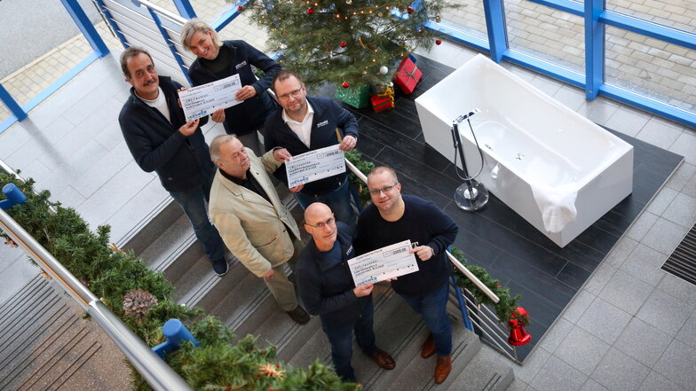 Die Vertreter der Tafeln mit ihren Spendenschecks am Dienstag bei der Firma Mainmetall in Großröhrsdorf.